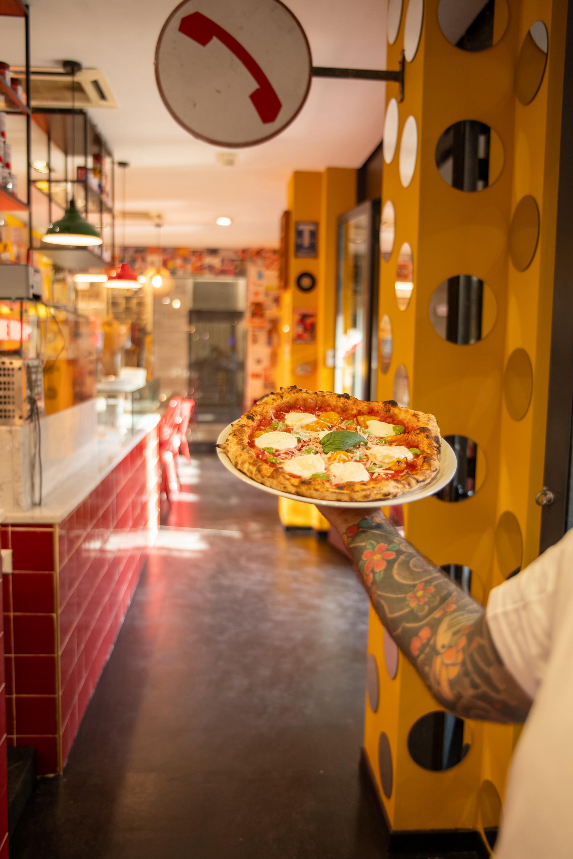 Pizza servita nella sede di Pisa